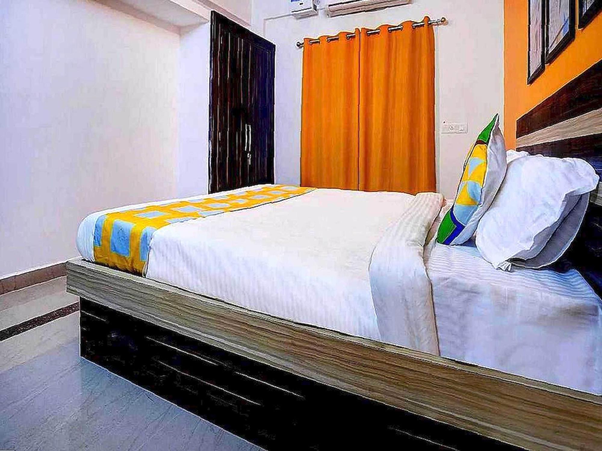 Oyo Flagship Luxurious Hotel 3*